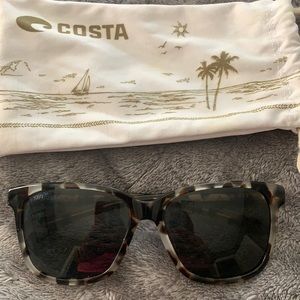 Woman’s Costs Sunglasses